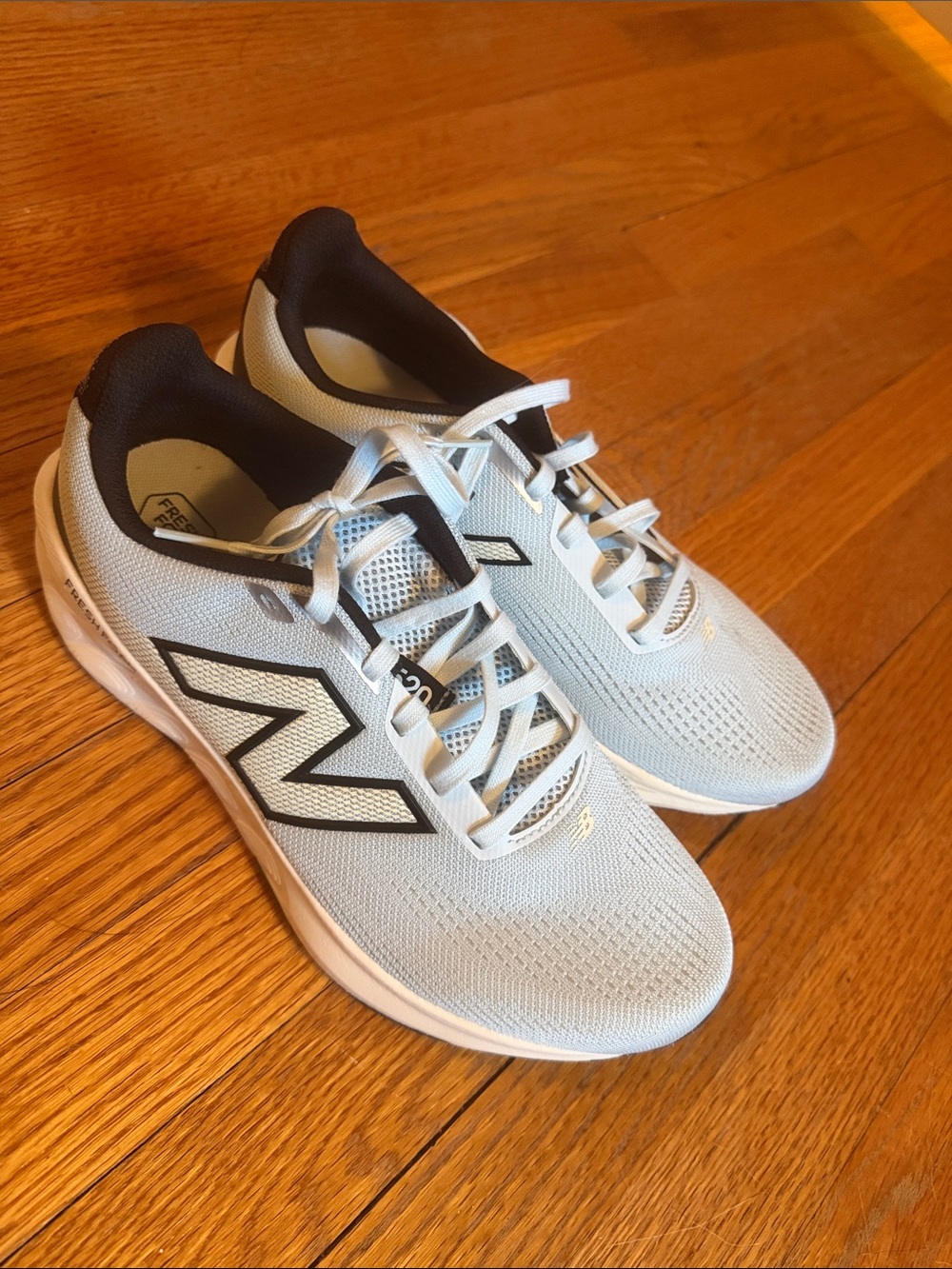 New Balance Men’s White and Black Athletic Running Sneakers